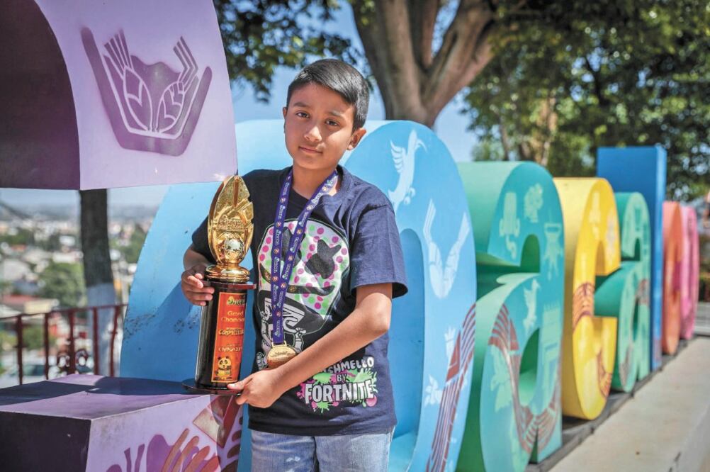 El pequeño mexiquense dio muestras de su habilidad mental para resolver problemas matemáticos desde que tenía cinco años, explica su mamá, Karla, quien impulsó su talento con un curso especial. Foto: DIEGO SIMÓN SÁNCHEZ. EL UNIVERSAL