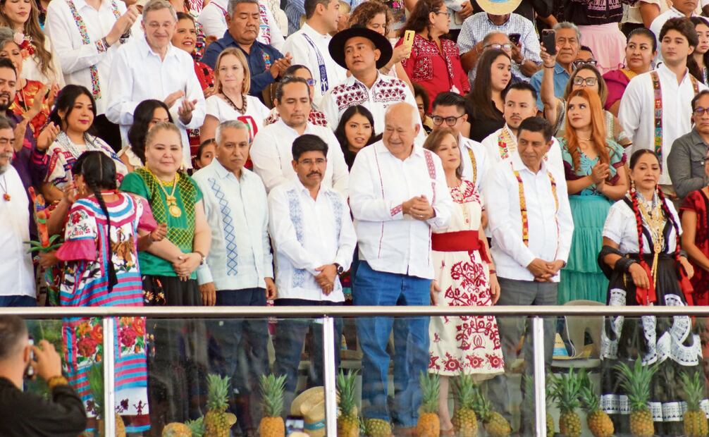 Los invitados de honor fueron el ministro presidente electo de la SCJN, Hugo Aguilar; el gobernador de BCS, Víctor Manuel Castro Cosío, y la gobernadora de Veracruz, Rocío Nahle, al lado del mandatario oaxaqueño, Salomón Jara. Foto: Edwin Hernández / EL UNIVERSAL