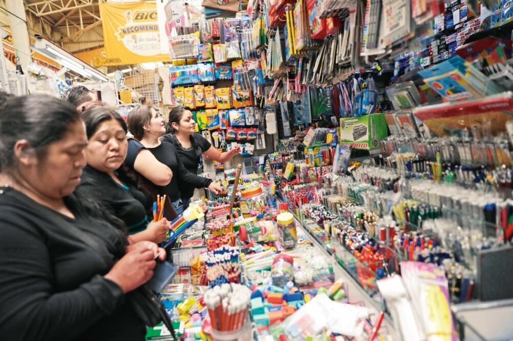 Cientos de familias acuden a la calle Mesones para comparar los precios de los productos en los diversos puestos de útiles escolares para poder ahorrar un poco de dinero en el regreso a clases (IVÁN STEPHENS. EL UNIVERSAL)