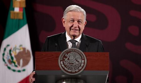 AMLO asegura que un recién egresado de la licenciatura de Derecho es como “un ángel”