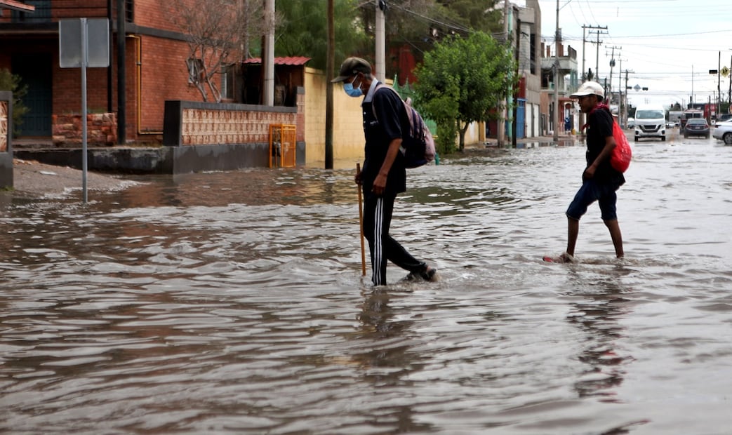 Lluvias que se registraron la madrugada de este miércoles en la zona norponiente de Ciudad Juárez, Chihuahua, dejaron severas inundaciones y daños en vehículos y viviendas, el 25 de junio de 2025. Foto: Foto: Christian Torres / EL UNIVERSAL