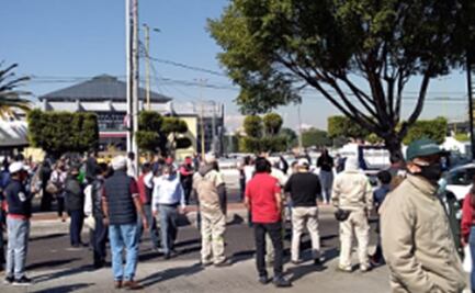 Empleados de la alcaldía V. Carranza bloquean Eje 3; exigen pagos de horas extras