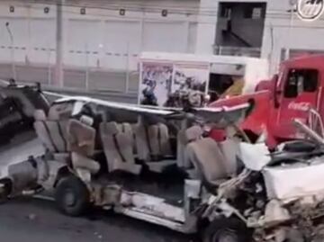 7 muertos y 11 lesionados deja choque entre transporte de personal y tráiler en Guanajuato