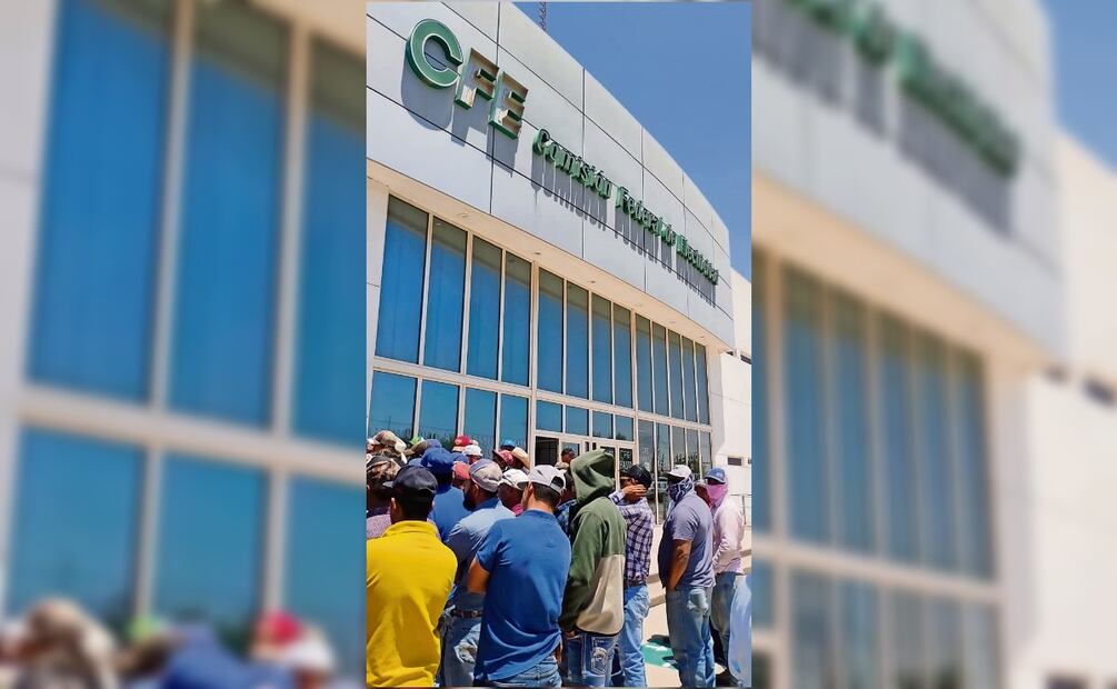 Agricultores y productores de varias regiones del estado de Chihuahua afectados en fecha reciente no sólo por la sequía prolongada que vive la entidad, sino también por una serie de cortes de energía, se manifestaron en la CFE del municipio de Ahumada. Foto: Especial