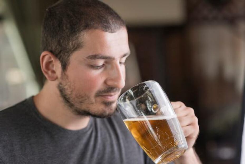 Dejar de beber alcohol puede ser una experiencia transformadora. Fuente: Freepik.