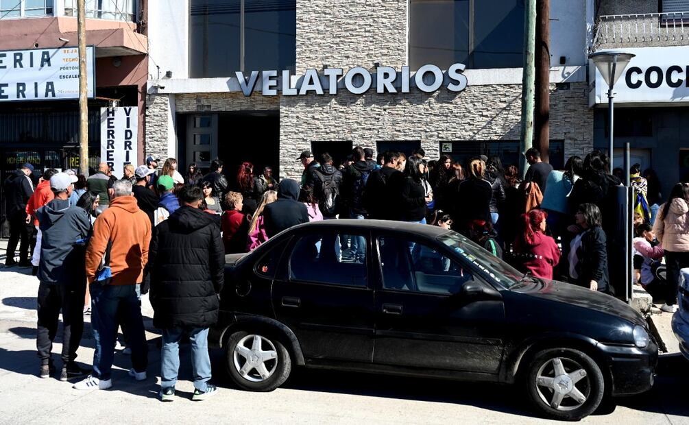 Familiares de las jóvenes asesinadas Brenda del Castillo y Morena Verdi, asisten al velatorio en el barrio San Justo este jueves, en Buenos Aires (Argentina). El triple feminicidio perpetuado el pasado viernes en la provincia de Buenos Aires, fue transmitido en vivo en un grupo cerrado de redes sociales como un mensaje de advertencia para miembros de una organización transnacional del narcotráfico, según confirmó a última hora del miércoles el ministro de Seguridad del distrito, Javier Alonso. Foto: EFE/ STR