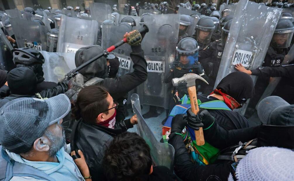 Los enfrentamientos entre manifestantes y policías fueron constantes a lo largo de la marcha por el 2 de octubre. Foto: Gabriel Pano / EL UNIVERSAL