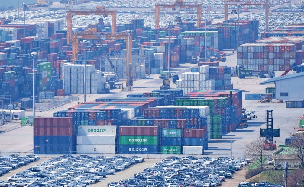 Vehículos, grúas y contenedores de carga en un puerto de Pyeongtaek, Corea del Sur. Foto: Lee Jin-man / AP