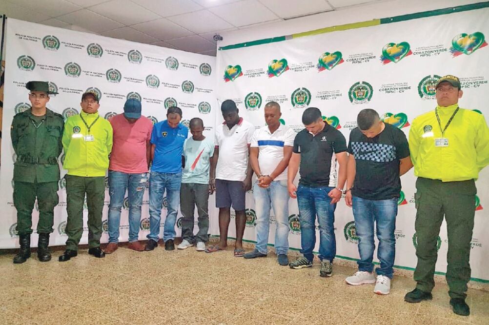 La Dirección Antinarcóticos de la Policía Nacional de Colombia mostró a ocho ciudadanos de ese país detenidos por traficar drogas para el Cártel Jalisco Nueva Generación (CJNG ), uno de los más poderosos de México. Foto: ESPECIAL
