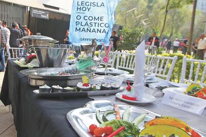 ONG exigen al Senado regular microplásticos en alimentos