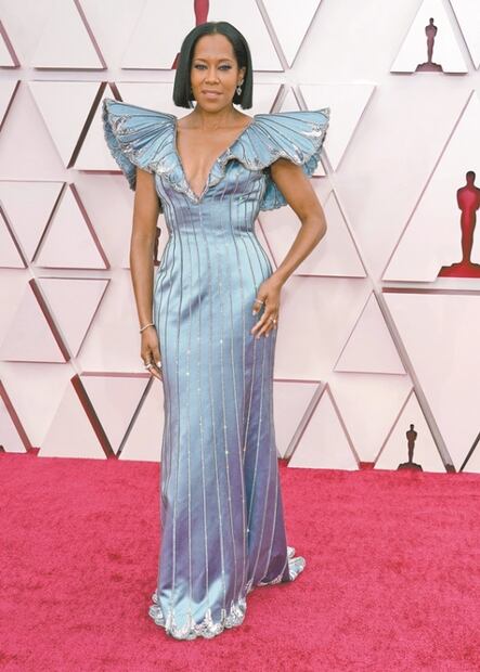 Distancia y elegancia en la alfombra roja de los premios Oscar 2021