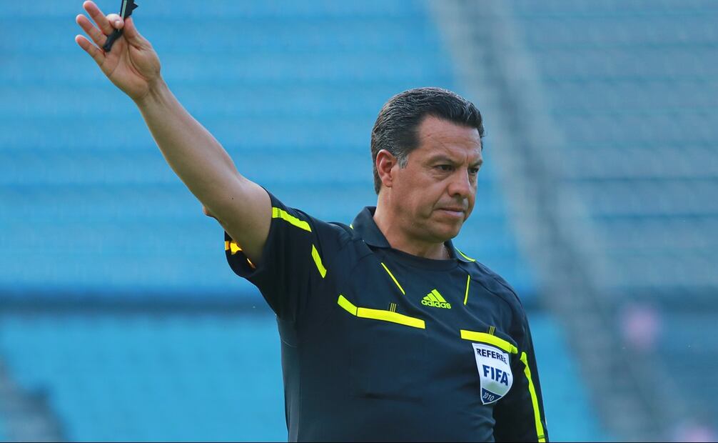 Armando Archindia pitando un partido de leyendas en el Estadio Azul - FOTO: Imago7