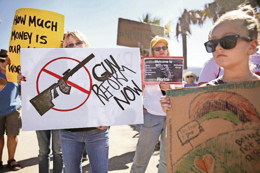 Activistas protestaron ayer afuera de la empresa Kalashnikov USA, fabricante de armas como el rifle AK-47, en Pompano Beach, Florida (JOE RAEDLE. AFP)