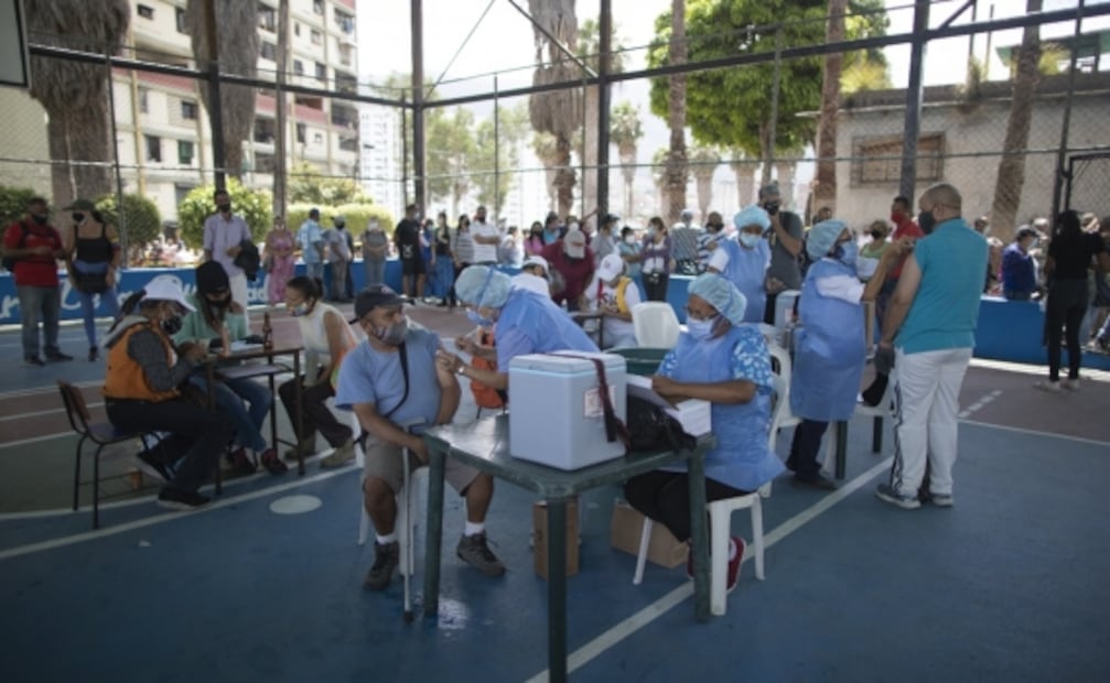 ¿Quién no debe aplicarse la vacuna contra el Covid-19? Un experto te lo explica