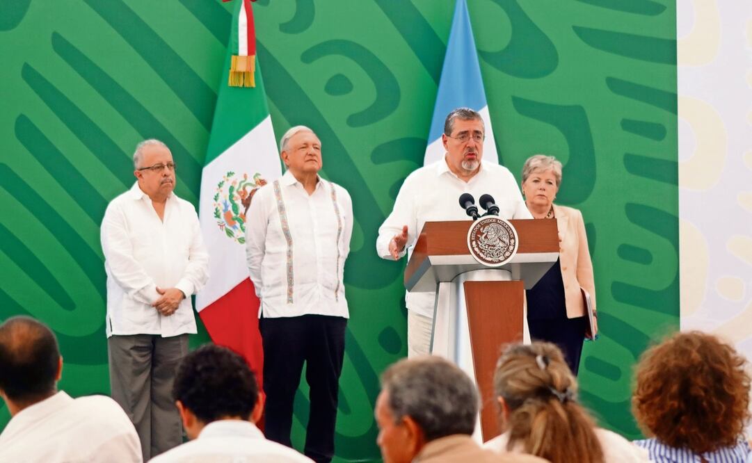 El presidente de Guatemala, Bernardo Arévalo, a quien Andrés Manuel López Obrador dio su apoyo, durante una visita a Tapachula, Chiapas. Foto: Juan Manuel Blanco EFE