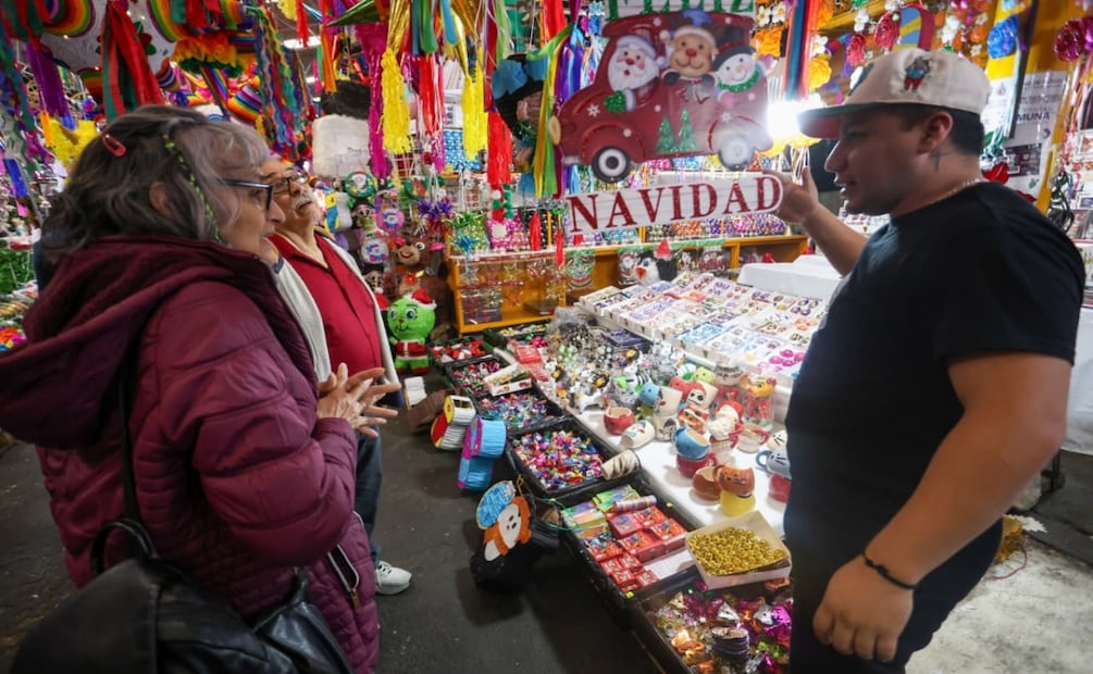 Venta de piñatas y productos para rellenarlas en el mercado de Jamaica. Foto: Luis Camacho | El Universal