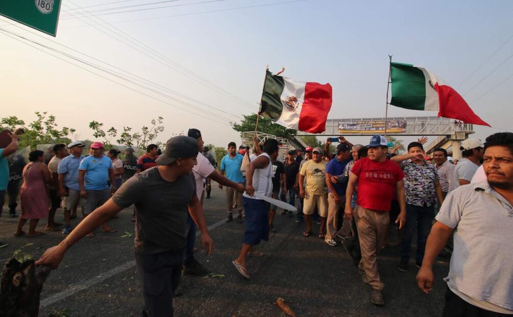 Indígenas de Tamulté de las Sábanas bloquearon una carretera federal en Tabasco (29/05/2025). Foto: Luma López / EL UNIVERSAL