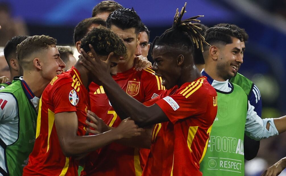 Nico Williams felicita a Lamine Yamal, durante el duelo entre España y Francia - Foto: EFE