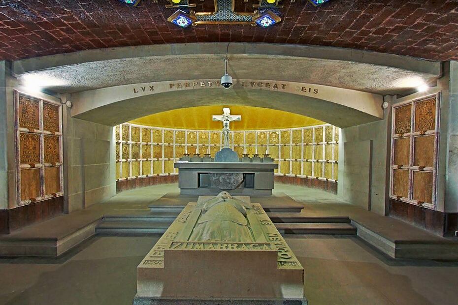 Cripta de los arzobispos en la Catedral Metropolitana. Ciudad de México. (Procedencia:
https://www.hisour.com/)