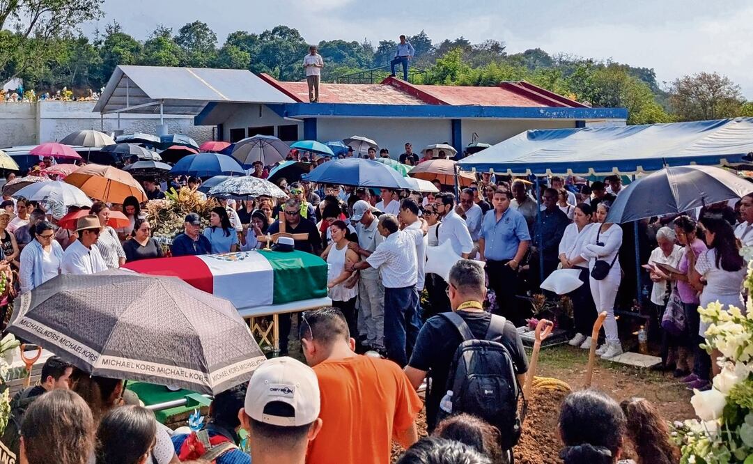 En Xalapa, decenas de personas se congregaron en el camposanto para despedir a la cadete. Foto: Patricia Morales / EL UNIVERSAL