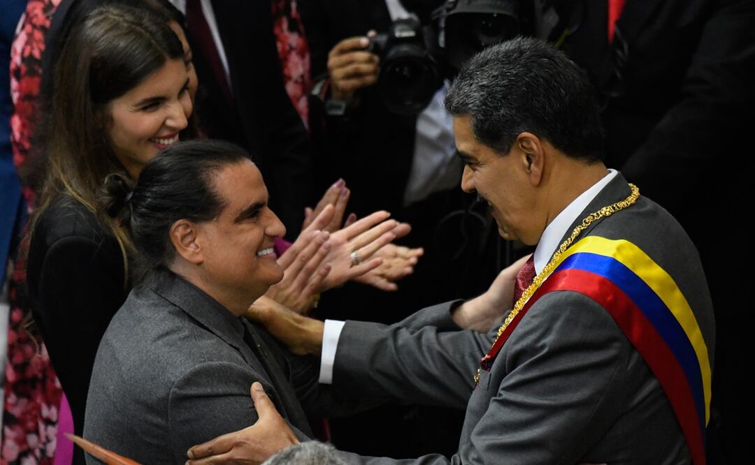 El presidente venezolano, Nicolás Maduro, saluda al diplomático venezolano Alex Saab, previo a su Mensaje Anual ante los Poderes Públicos, en el Palacio Federal Legislativo, en Caracas, Venezuela. Foto: Xinhua