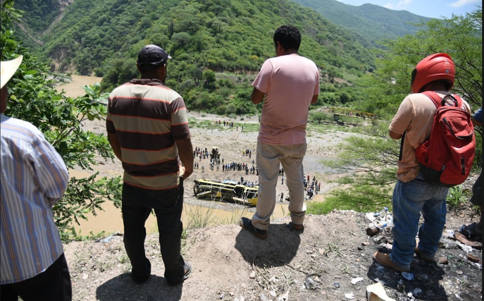 Un autobús de pasajeros de la línea Oro volcó esta madrugada sobre la carretera Tulcingo-Tlapa y cayó al río Tlapaneco del municipio de Alpoyeca, Guerrero, el 4 de julio de 2025. Foto: Salvador Cisneros/EL UNIVERSAL