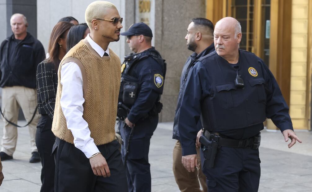 Quincy Brown, hijo del rapero Sean "Diddy" Combs, comparece ante un tribunal federal para la sentencia de su padre en Nueva York. Foto:  EFE/EPA/SARAH YENESEL.