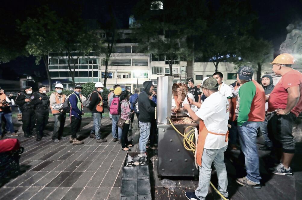 Tras el sismo, cientos de personas se convirtieron en rescatistas voluntario s, otros más en provedores de alimentos, medicinas y herramientas. (ALEJANDRO ACOSTA. EL UNIVERSAL)