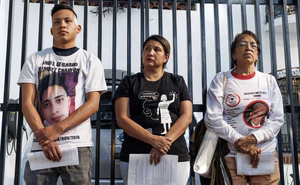 Colectivos de madres buscadoras se reunieron frente a casa de representación del gobierno de Jalisco para hacer una velada por el reciente asesinato de la madre buscadora María del Carmen y su hijo Jaime. Foto: Yaretzy M. Osnaya/EL UNIVERSAL