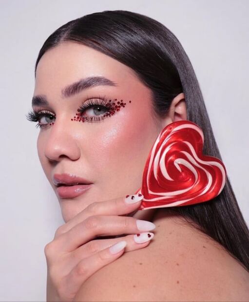 Maquillaje romántico para brillar en San Valentín