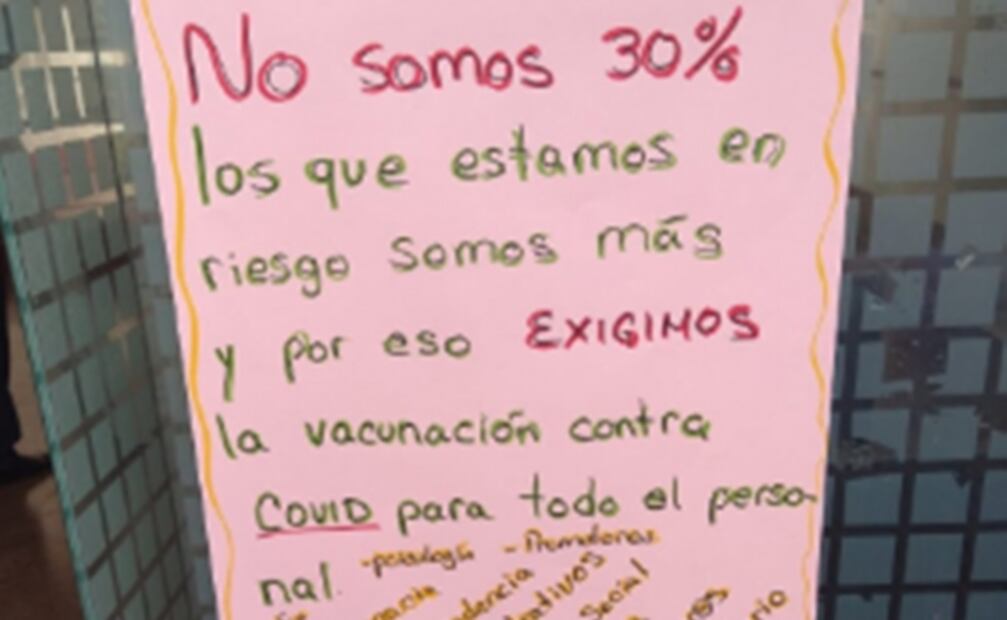 Personal médico realiza "huelga de brazos caídos" para exigir ser vacunado contra Covid-19 en hospital de CDMX