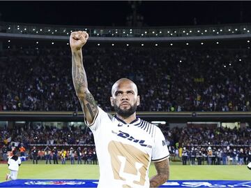 Dani Alves con oferta para dejar a Pumas y jugar en Brasil