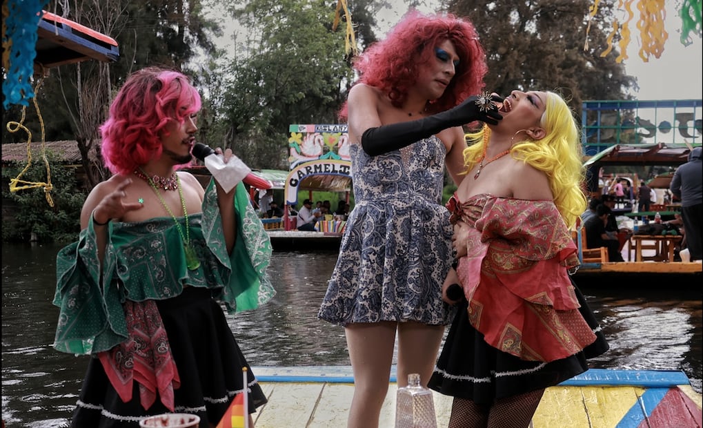 El colectivo LGBTQ+ Chilangas Dragas durante el show Dragjineras que realizan en el embarcadero salitre en Xochimilco. Foto: Fernanda Rojas / EL UNIVERSAL