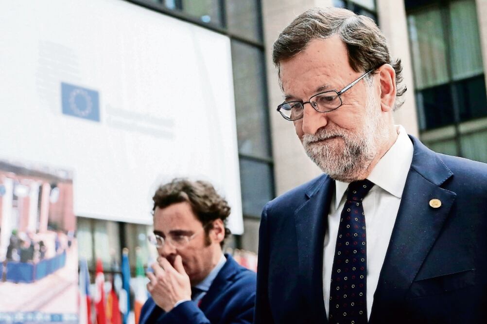 El presidente del gobierno español en funciones, Mariano Rajoy, tras su salida de la segunda jornada de reunión del Consejo Europeo, en Bruselas (FRANCOIS LENOIR. REUTERS)