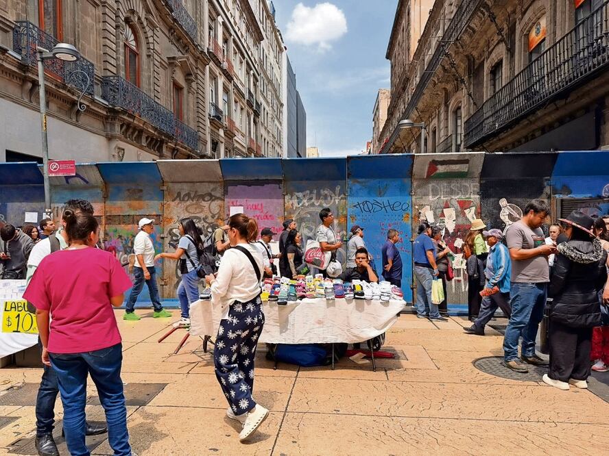 Los comerciantes ofrecen su mercancía entre vallas metálicas y las casas de campaña. Foto: Arturo Ordaz / EL UNIVERSAL