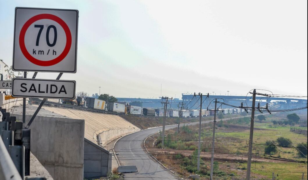 Largas filas de camiones se observan en el Circuito Exterior Mexiquense después de que por la madrugada un tráiler con pollos se volcó a la altura del entronque con la autopista Lechería-Texcoco, el 2 de mayo de 2025. Foto: Axel Sánchez/ EL UNIVERSAL