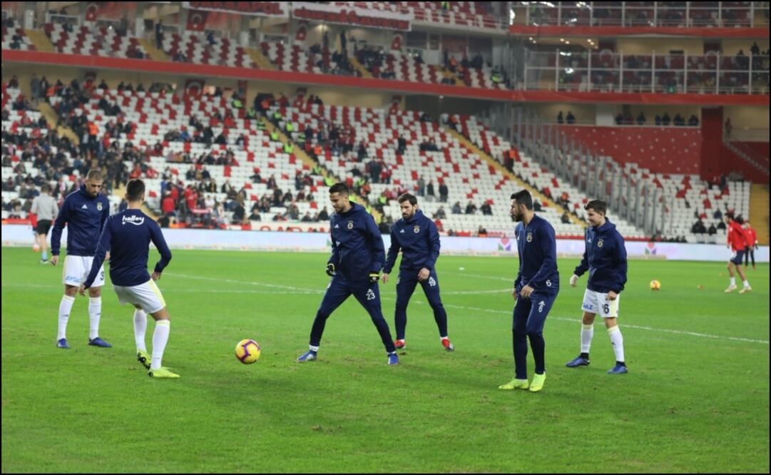 El mexicano tuvo apenas unos segundos en la cancha | Teitter: @Fenerbahce