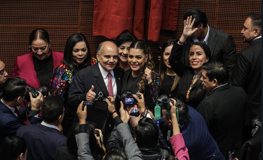 Develan la leyenda "Vicente Guerrero, Afromexicano, Consumador de la Independencia" en el Muro de Honor del Senado. Foto: Gabriel Pano/EL UNIVERSAL