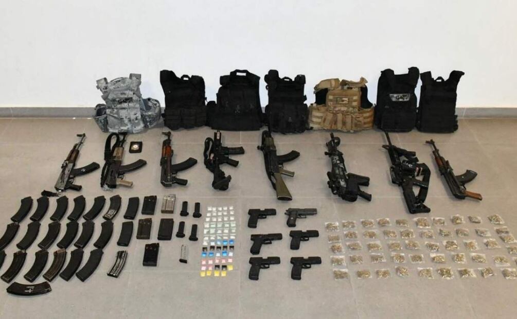 A los 8 presuntos delincuentes detenidos, les aseguran droga y armas de alto poder en Hidalgo (18/03/2025). Foto: Especial