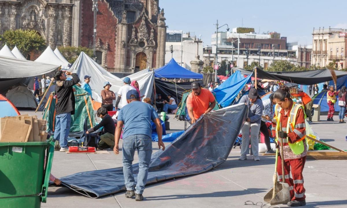 Algunos grupos aún permanecen en el lugar, la plancha ya luce parcialmente despejada. 20 de marzo de 2026, Ciudad de México. Foto: Osmar Alvarado/ EL UNIVERSAL.