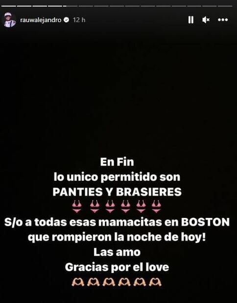 Le lanzan celular a Rauw Alejandro en concierto, él reacciona y muestra el golpe