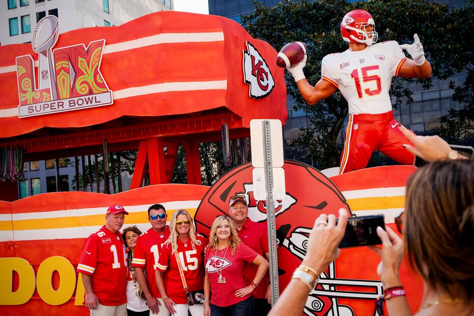 Aficionados de los Chiefs de Kansas City se toman fotografías junto a una estatua del quarterback Patrick Mahomes - Foto: AP