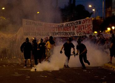 Miles marchan en Atenas contra reformas