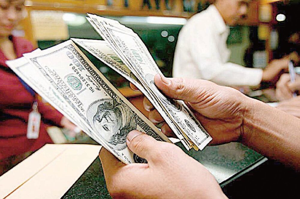 El dólar subió por segunda semana consecutiva; el viernes pasado la divisa igualó el récord histórico de 16.70 pesos en ventanillas de Banamex (ARCHIVO. EL UNIVERSAL)