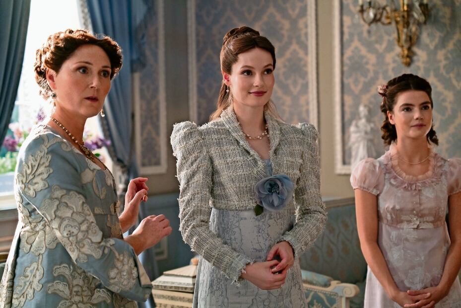 Ruth Gemmell (Lady Violet), Hannah Dodd (Francesca), Florence Hunt (Hyacinth).  Foto: Netflix