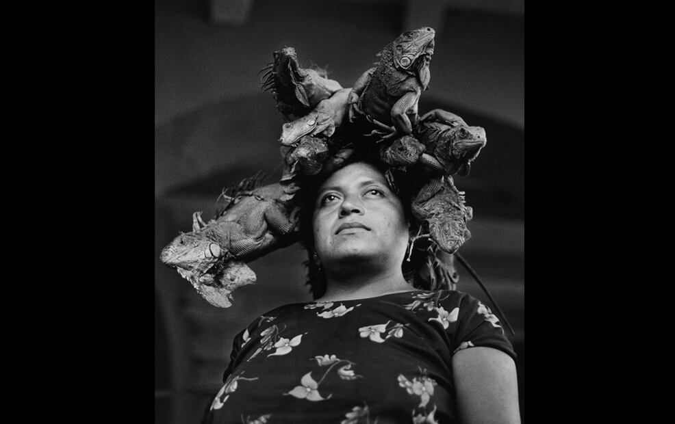 Fotografía de Graciela Iturbide “Nuestra señora de las iguanas”, de la serie Juchitán de las mujeres, Oaxaca, México, 1979. Foto: Graciela Iturbide