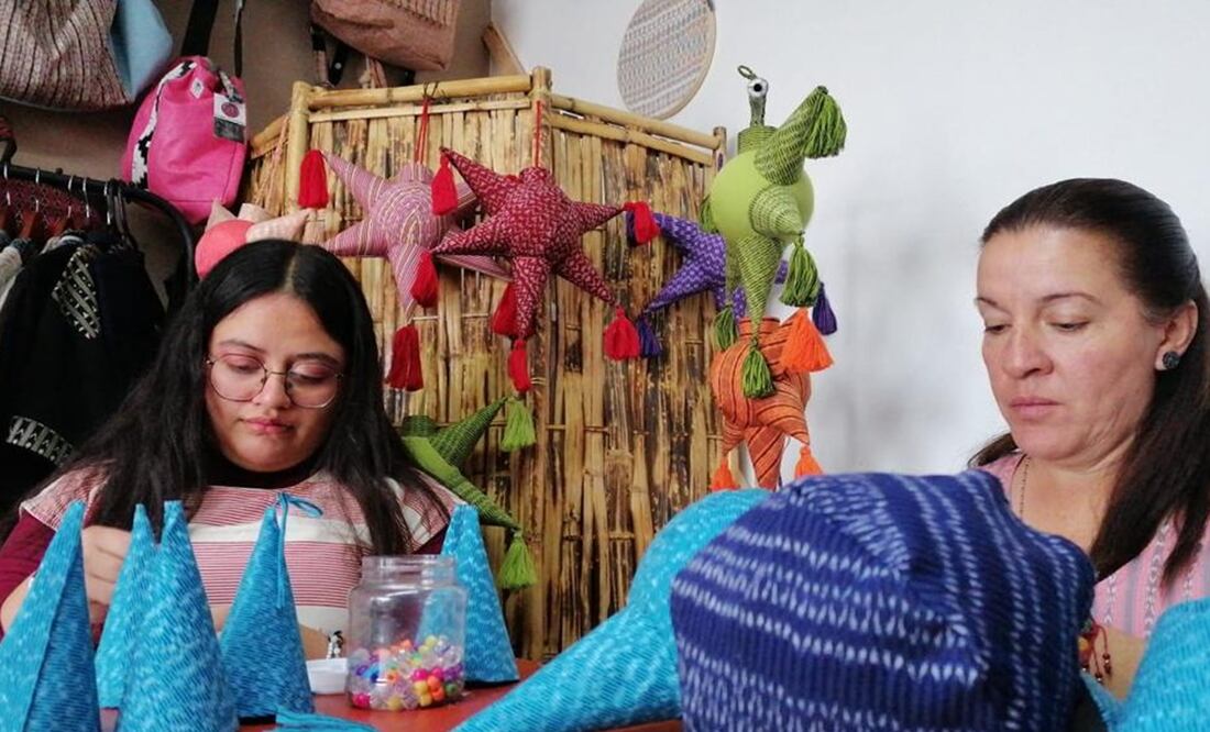 Mujeres que se dedican a su tejido artesanal en los telares de Tenancingo encontraron la forma de innovar dándoles forma de piñata. Foto: Especial
