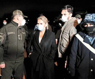 Áñez pide ayuda a OEA y UE, tras su detención