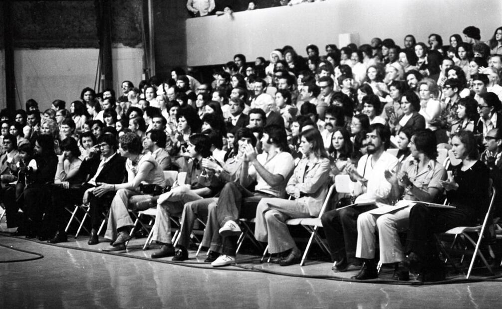 Asistentes al Foro 2 de Televisa durante el Festival OTI nacional, 1975. Las ediciones del OTI eran de los programas televisivos con mayor audiencia en Latinoamérica, alcanzando millones de televidentes. Foto: Archivo EL UNIVERSAL.