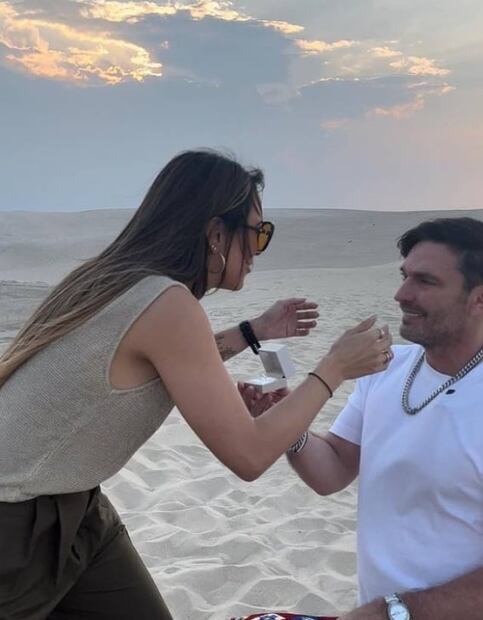 Julián Gil y Valeria Marín se comprometen en pleno desierto de Qatar